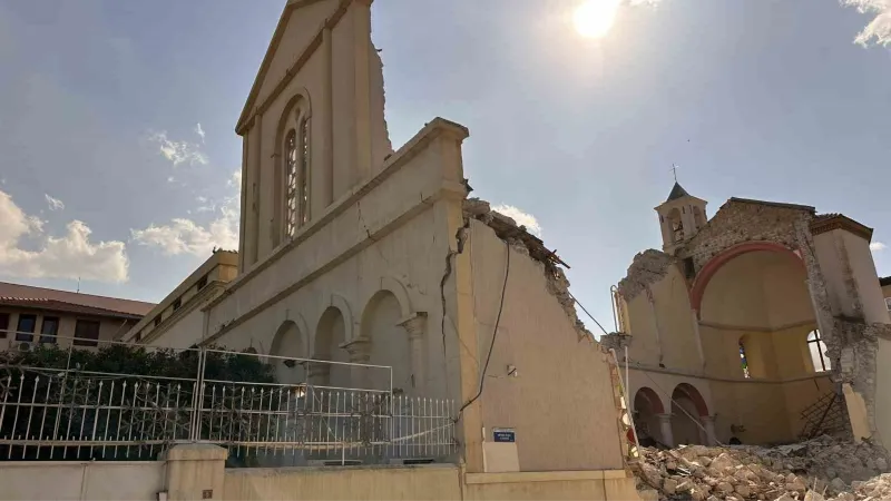 Depremde tarihi kilise de yıkıldı