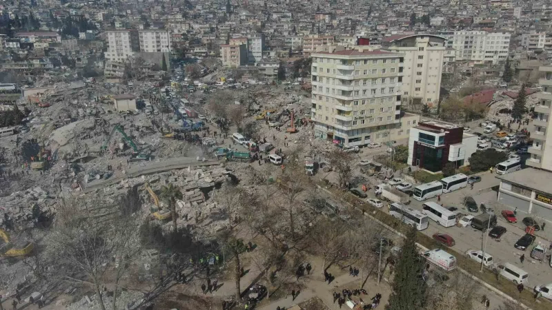 Büyük yıkım yaşanan Kahramanmaraş’ta bu binanın camları bile çatlamadı