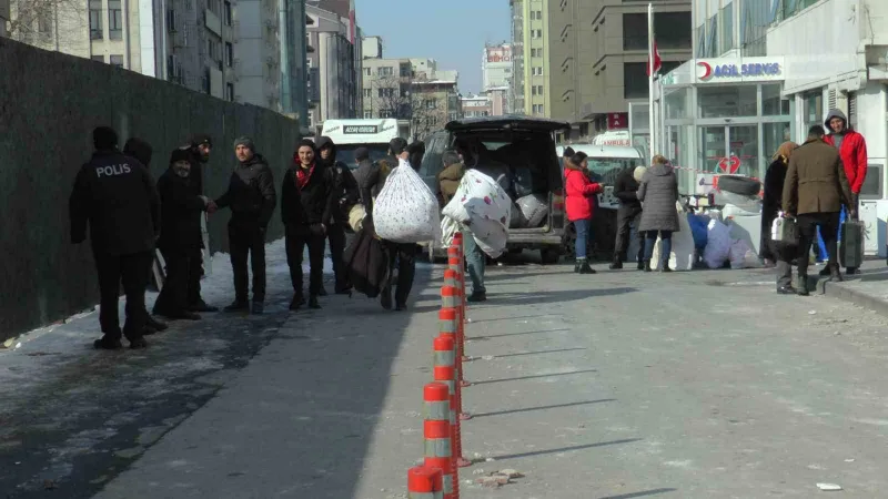 Kayseri’deki ağır hasarlı binada yıkım öncesi tahliyeler başladı