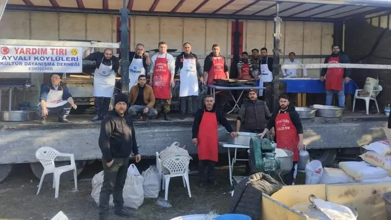 Seyyar fırın ile deprem bölgesine giderek pide ve ayran dağıttılar