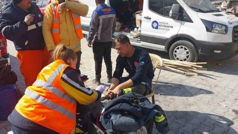 Antalya Büyükşehir sağlık ekipleri deprem bölgesinde görev başında