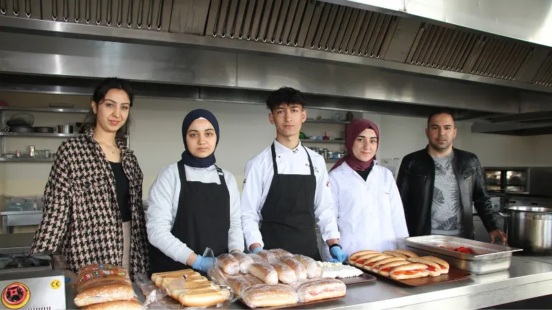 Anaokulu öğrencilerinin kahvaltılıklarını meslek liseliler hazırlıyor