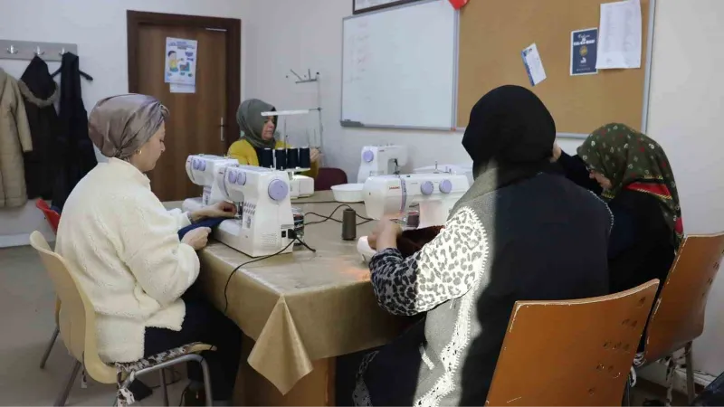 Kadın kursiyerler, deprem bölgesindeki çocuklar için eşofman takımı üretiyor