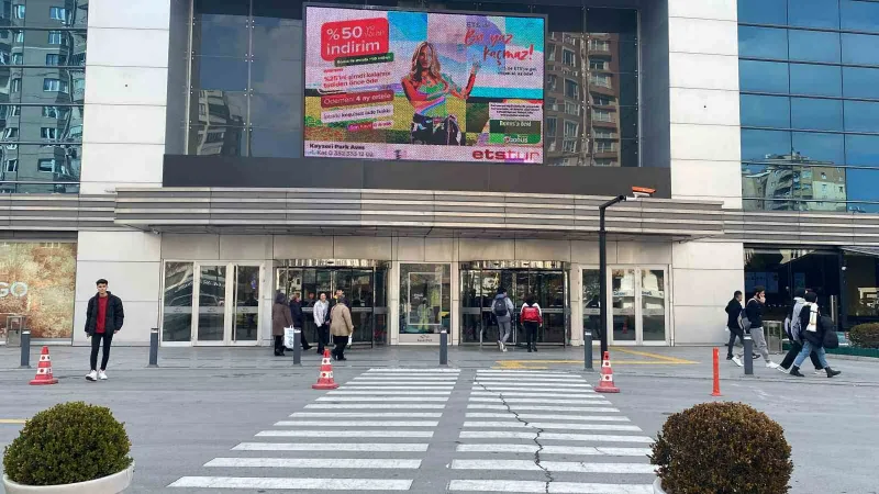 Kayseri Park’ın önündeki asfalt depremde yarıldı iddiası