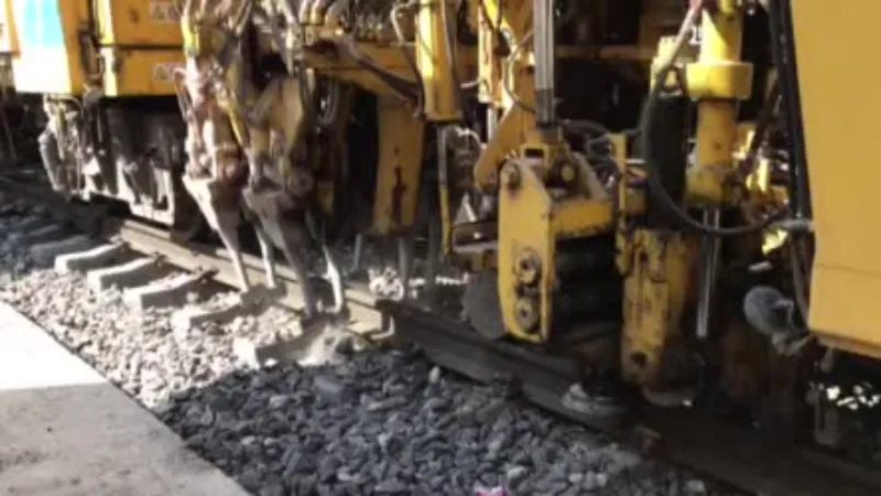 TCDD, deprem sonrası hasar gören tren raylarını onarım çalışmalarını sürdürüyor