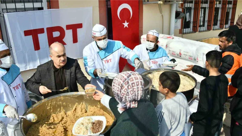 Vali Dağlı, depremzedelere sıcak yemek dağıttı