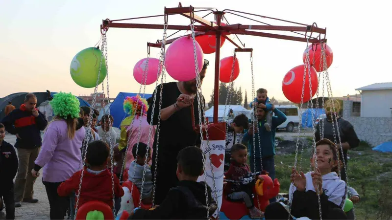 Seyyar salıncakla eğlenen depremzede çocukların mutluluğu gözlerinden okundu