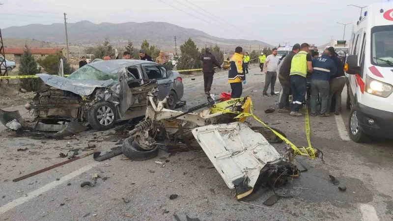 Otomobillerin hurdaya döndüğü kazada 3 kişi yaralandı