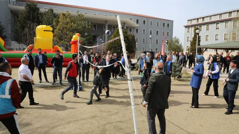 Vali Yiğitbaşı: “Amacımız  çocukların deprem felaketinden sonra ortaya çıkan kaygılarını azaltmak”