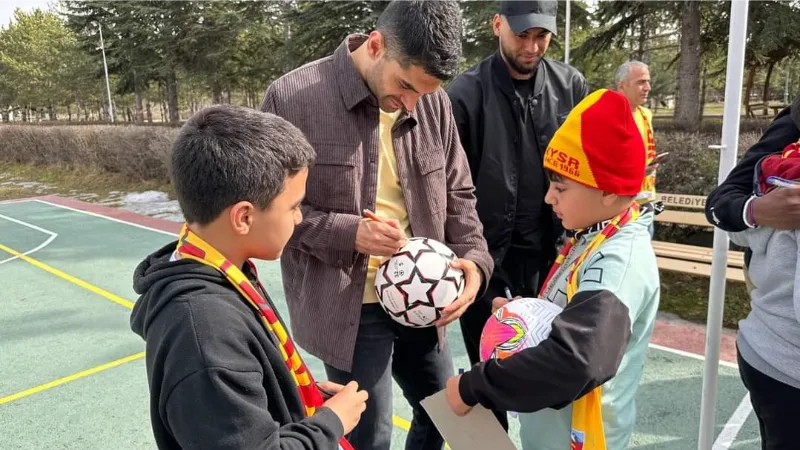 Kayserisporlu futbolculardan depremzede çocuklara ziyaret