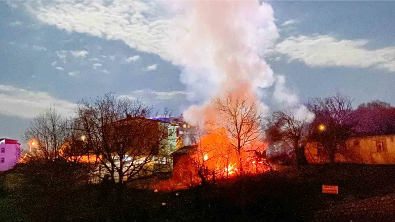 Sinop’ta ahır ve ambar yangını