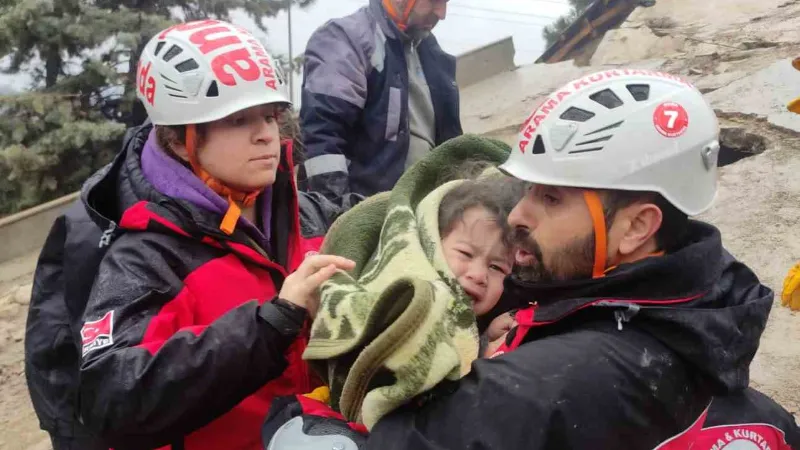 Kurtardıkları çocuğa verdikleri sözü tutup annesini de kurtardılar