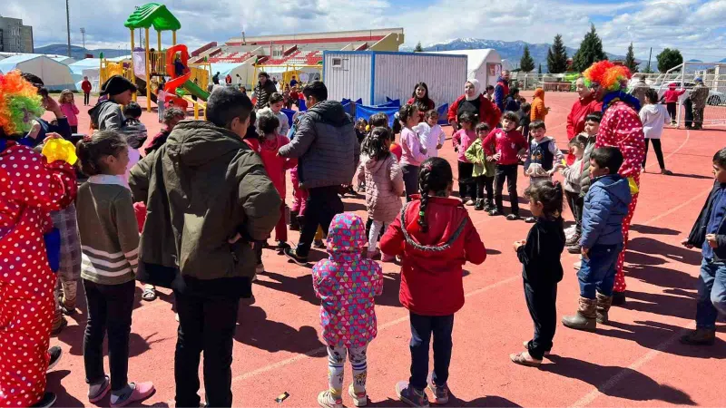 Talas Gençlik Merkezi, depremin izlerini siliyor