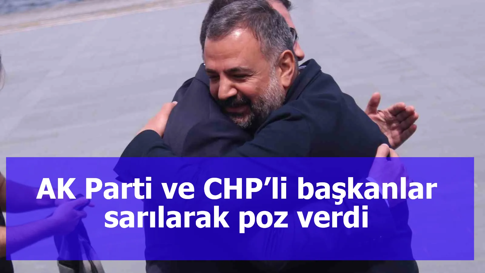 İzmir’deki taşlı-sopalı olayın ardından AK Parti ve CHP’li başkanlar sarılarak poz verdi