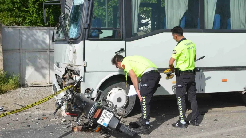 Konya’da motosiklet ile işçi servisi çarpıştı: 2 ölü