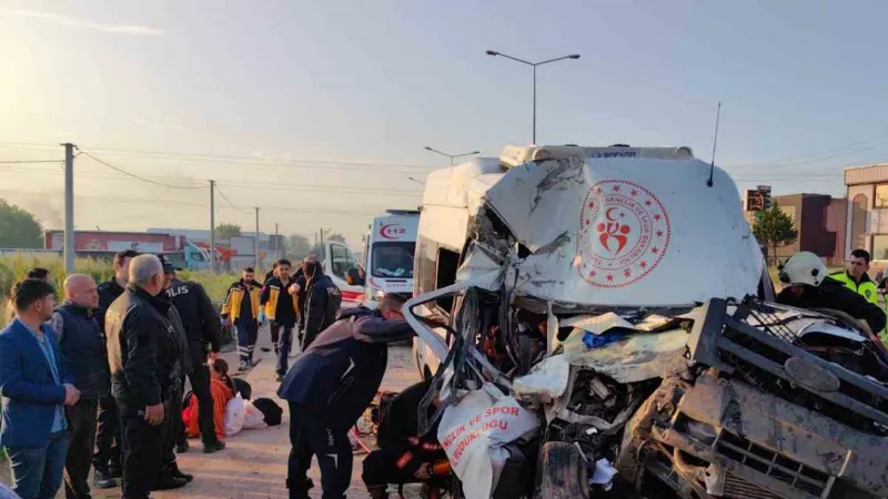 Sporcuları taşıyan minibüs hafriyat kamyonuna çarptı: 1 ölü, 16 yaralı