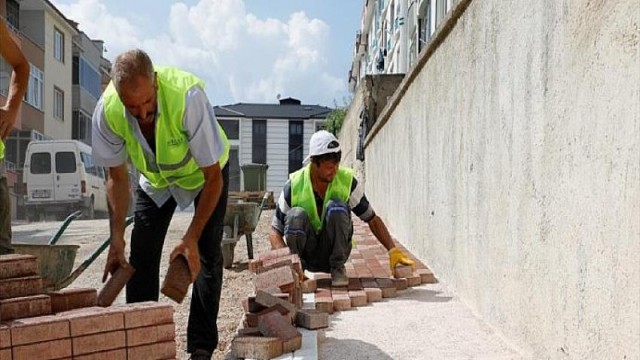 21 Sokakta Kaldırım Yapımı Sürüyor