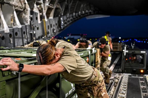 ABD, Ukrayna’ya gönderilecek silahları kargo uçağına yükledi