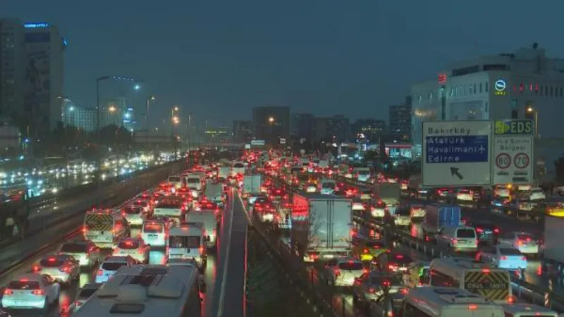 İstanbul'da trafik yoğunluğu yüzde 90'a ulaştı