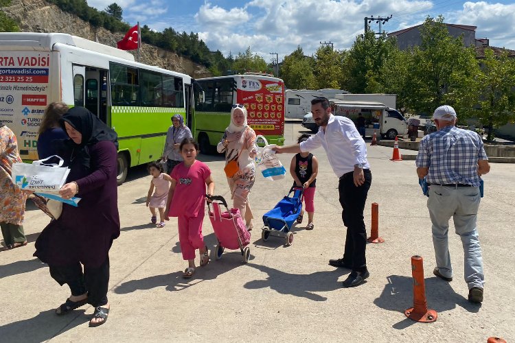 Kocaeli İzmit'te alışverişe çıkan vatandaşa pratik pazar çantası