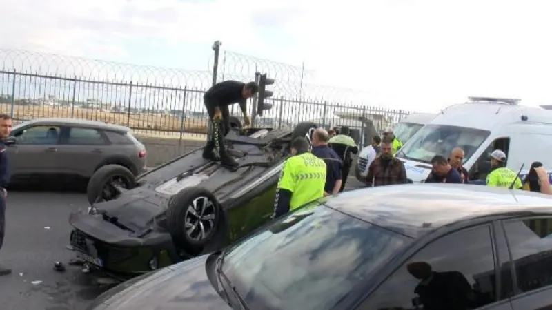 Bakırköy'de kırmızı ışıkta bekleyen otomobile çapan otomobil takla attı