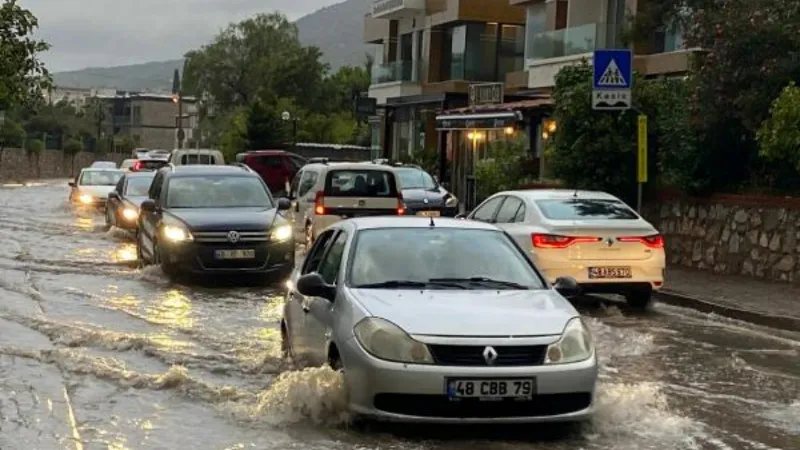 Bodrum'da sağanak hayatı olumsuz etkiledi