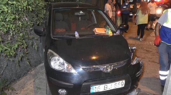 Kaza yapan otomobile çarpmamak için şerit değiştirirken aydınlatma direğine çarptı; 2 yaralı