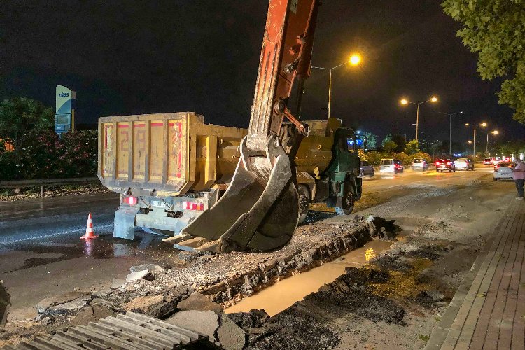 Kocaeli İzmit'te su birikintilerine gece mesaisi