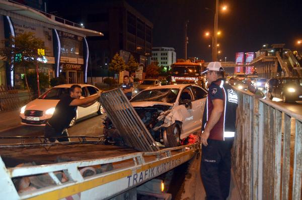 Avcılar'da bariyerlere çarpan otomobil sürücüsü yaralandı