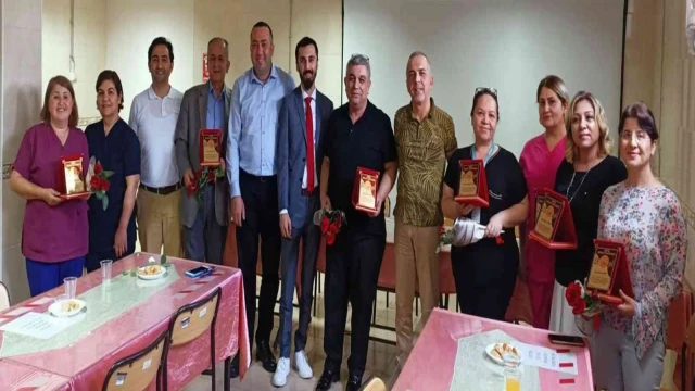 25 yılını dolduran sağlık çalışanlarına plaket verildi