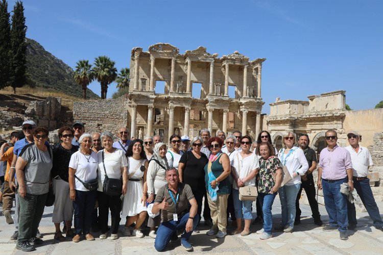 Muğla'dan 100 Yaş Evi üyelerine İzmir'e kültür turu