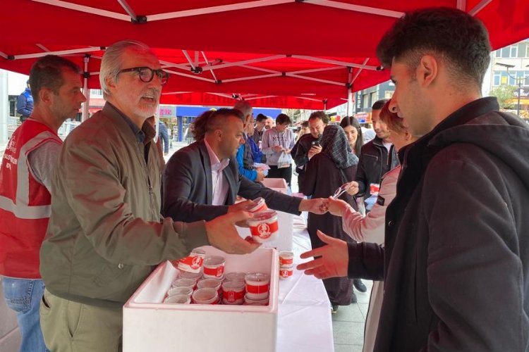 Kocaeli İzmit'te vatandaşlara helva dağıtıldı