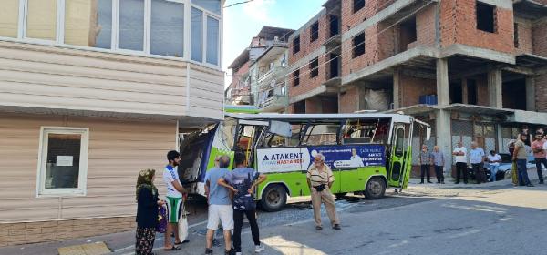 Aynı yerde 2 günde 2'nci kaza: Halk otobüsü rampada geri kaydı; 12 yaralı