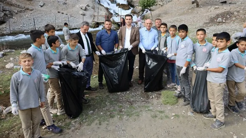 Kayseri Yahyalı'da başkan öğrencilerle  temizlik yaptı