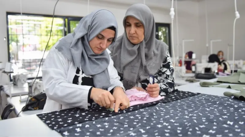 Bursa Yıldırım'da kadınlar hem öğreniyor, hem üretiyor