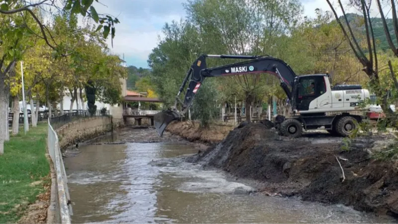 Manisa Demirci'de Ilıca Deresi kışa hazırlanıyor