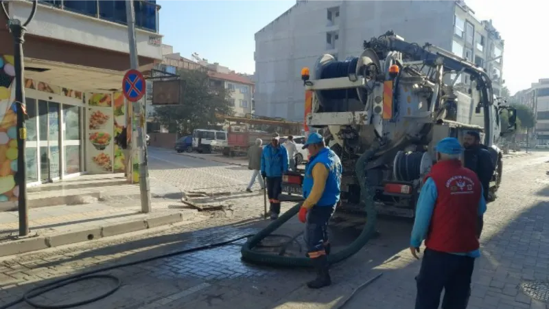 Manisa'da yağmur suyu ızgaraları temizlendi