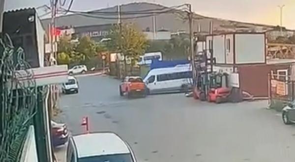 Ümraniye’de minibüsün çarptığı kamyonet takla attı