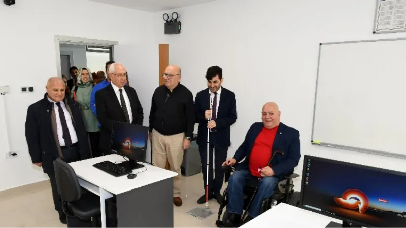 İzmir Karabağlar'da görme engellilere teknolojik laboratuvar