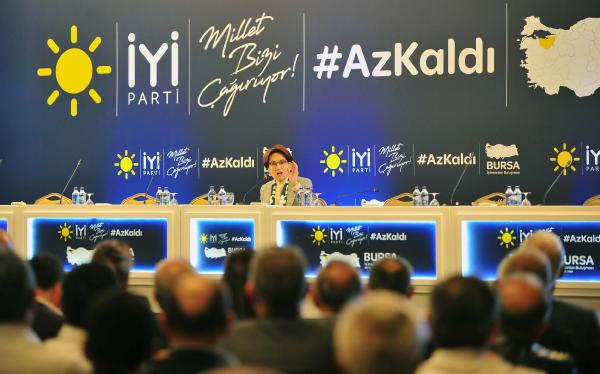 Akşener, Bursa'da iş dünyası temsilcileriyle bir araya geldi