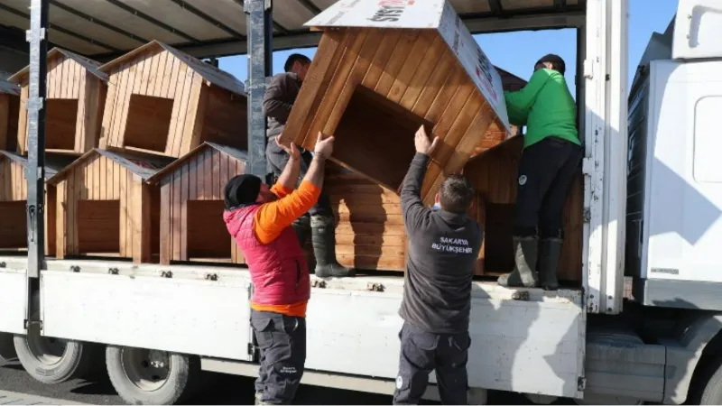 Sakarya'da hayvan bakımevine mama kabı ve kulübe desteği