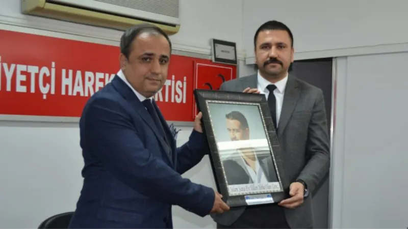 Başkan Nar’dan Başkan Demiröz’e son Ülkücü Şehit Çakıroğlu tablosu hediyesi