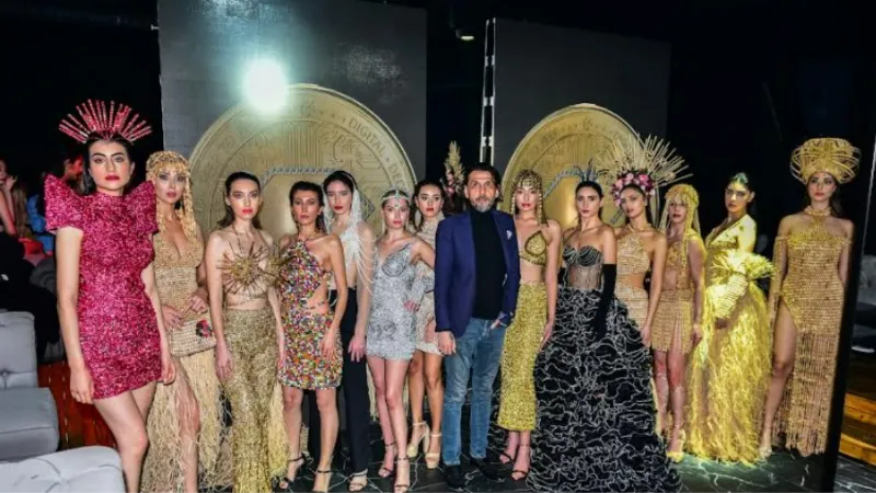 Yeni yılın ilk defilesi 'Fashion'dan canlı yapıldı