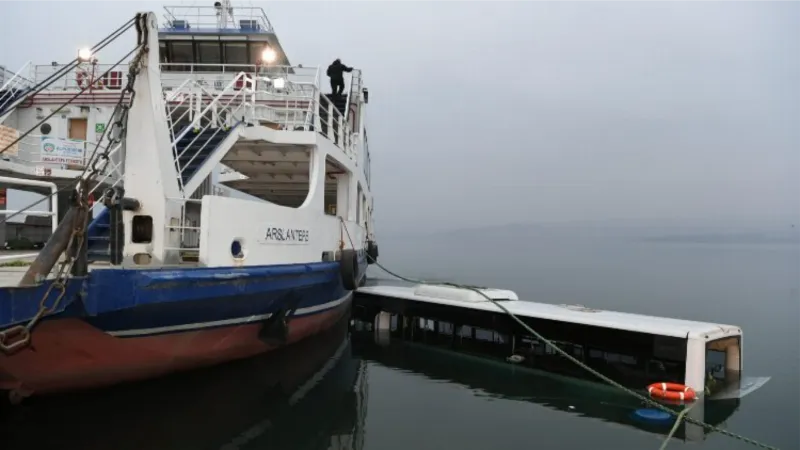 Malatya'da akılalmaz kaza! Yolcu otobüsü baraja düştü!