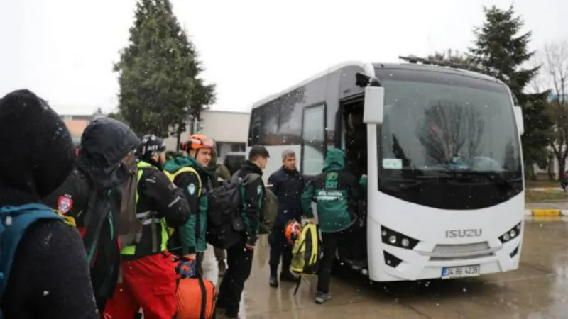 İHH, deprem bölgesine 756 kişilik arama kurtarma ekibi yönlendirdi