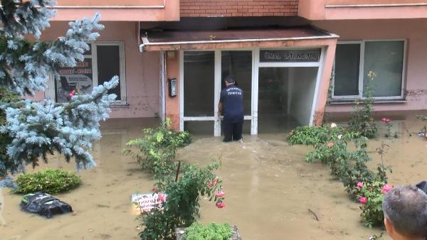 Sarıyer'de evleri su bastı; mahsur kalan 3 kişi kurtarıldı 