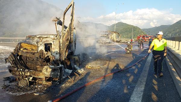 Tanker ile çarpışan TIR yandı, İstanbul istikameti ulaşıma kapandı: 2 yaralı