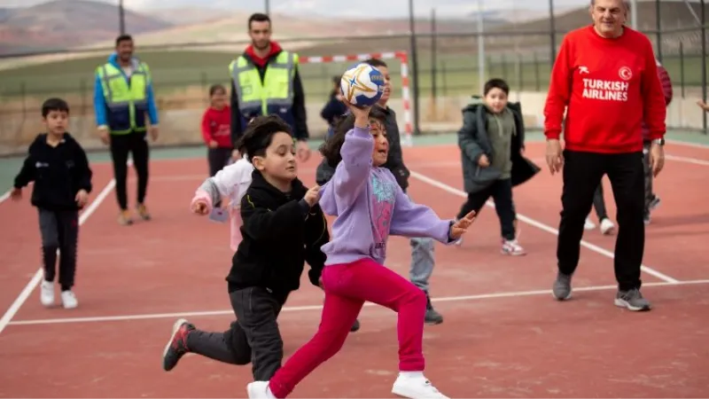 THF'nin gönüllü ekibinden çocuklara hentbol dersi