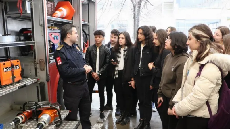 Manisa Lisesi öğrencilerinden Büyükşehir İtfaiyesi'ne ziyaret