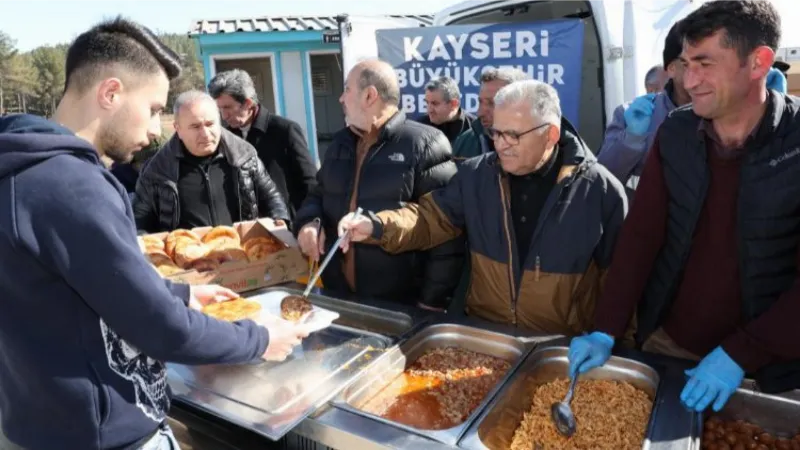 Deprem bölgesinde iftar Kayseri Büyükşehir'den